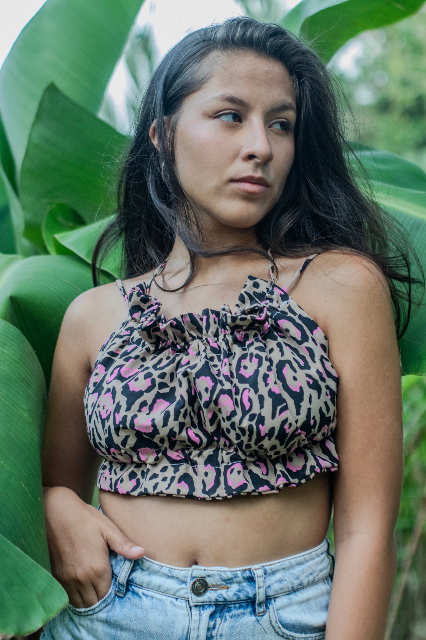 Mujer con Scrunchy Top en estampado animal print con detalles en rosa es el toque moderno y atrevido que tu closet necesita. Su diseño cómodo y fresco te acompañará durante todo el día, brindándote estilo y comodidad.