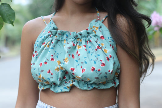 El Scrunchy Top floral en verde menta ofrece un look relajado y colorido. Con su diseño fruncido y los tirantes ajustables.